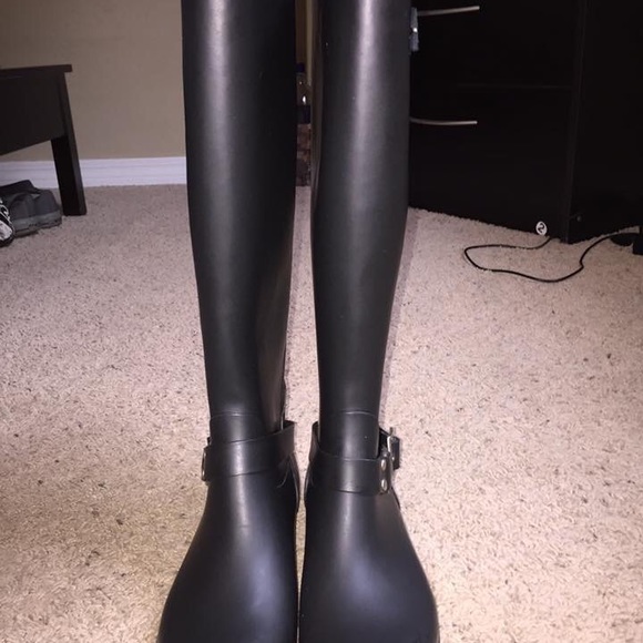 Steve Madden Tsunamii Contrast Zip Rain Boot - Picture 2 of 4